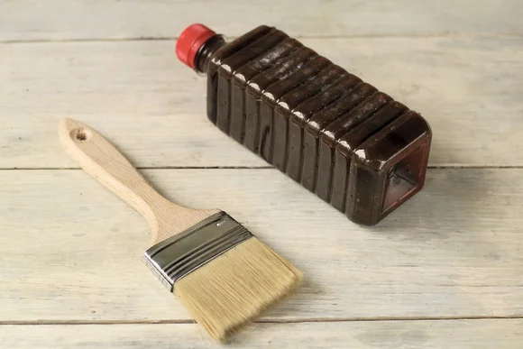 Pinsel und Lasurflasche